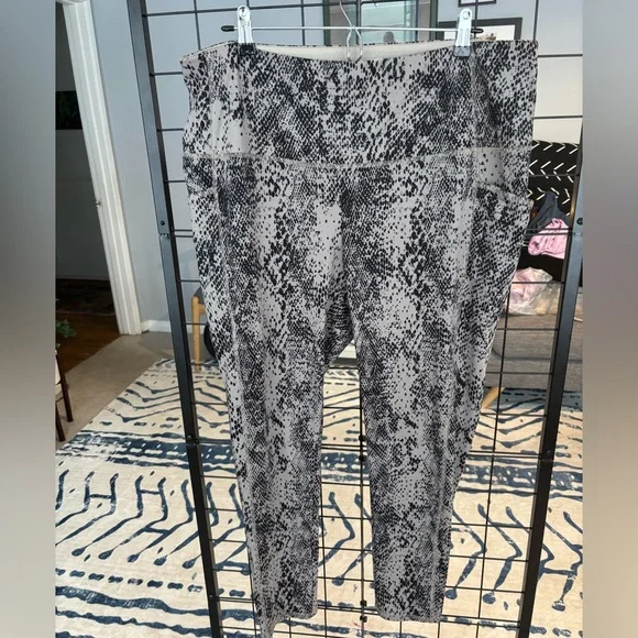Chico’s Zenergy Snakeskin Print Leggings EUC - Picture 1 of 5